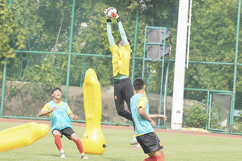 ◎ 九月三日,中國U-21國家男子足球隊在湖南長沙進行賽前訓練。九月四日至九月十日,中國U-21國家男子足球隊、烏茲別克斯坦U-21國家男子足球隊、越南U-21國家男子足球隊、馬來西亞U-20國家男子足球隊將在長沙賀龍體育中心進行二0二四CFA中國之隊.長沙國際足球邀請賽。(中新社記者 楊華峰 攝)
