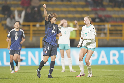 ◎ 日本女足昨晨在二十歲以下世盃七比零大勝新西蘭隊。另外,朝鮮女足六比二勝阿根廷隊,荷蘭女足二比零勝哥斯達黎加隊。(美聯社)