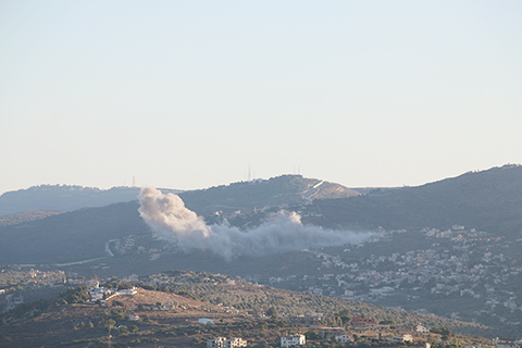 ◎ 九月十八日,黎巴嫩南部哈勒塔遭以色列轟炸後升起濃煙。(新華社發塔希爾.阿布.哈姆丹 攝)
