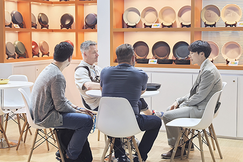 ◎ 四月廿六日,廣東廣州,第一百卅七屆廣交會第二期進口展展區吸引採購商咨詢洽談。(張璐 攝)