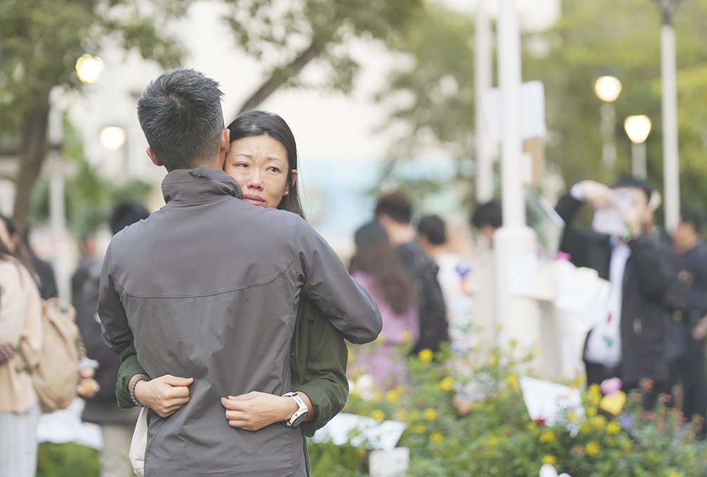 ◎ 十二月四日,香港特區行政長官李家超出席「國家憲法日」座談會時指出,此次大埔火災暴露出的問題,必須以最嚴肅的態度面對。特區政府將徹底調查起火和火勢迅速蔓延的原因及事故相關問題,檢視現行政策,釐清相關責任,確保制度漏洞得以填補。政府必定會嚴肅查明真相,嚴格跟進問責,避免災難重演,回應市民期望。圖為市民在廣福道休憩處哀悼罹難者,神情哀傷。(香港中通社 陳奕啟 攝)