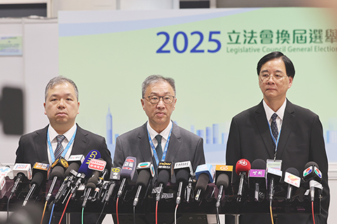 ◎ 十二月七日,香港特區立法會換屆選舉投票日。當天傍晚選舉管理會主席陸啟康法官(中)、石丹理教授(右)和文本立資深大律師(左)在會展中心五樓新聞中心會見傳媒。(香港中通社記者鄧梓傑 攝)