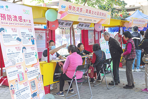◎ 諮詢站工作人員向居民提供健康諮詢及傳播實用的健康知識。