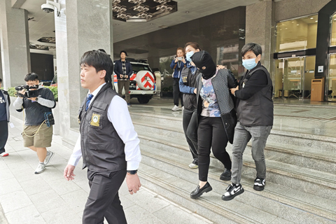 ◎ 司警根據情報,前日揭發路氹某酒店一間珠寶首飾店,經營不法匯兌,拘捕一名56歲姓黃本澳女店員。