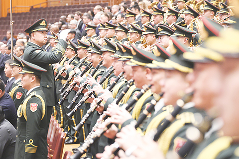 ◎ 三月四日,全國政協十四屆四次會議在北京人民大會堂舉行開幕會。圖為軍樂團演奏。(中新社記者 蔣啟明 攝)
