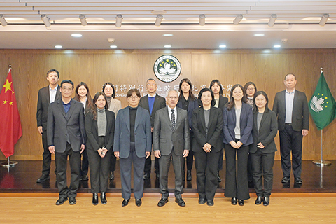 ◎ 行政長官岑浩輝與澳門特別行政區駐北京辦事處代主任韓靜及工作人員合影。