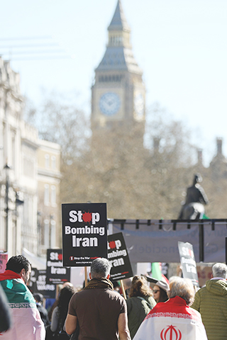 ◎ 三月廿一日,人們在英國倫敦參加集會,抗議美國和以色列對伊朗發動軍事打擊。(新華社記者 李穎 攝)