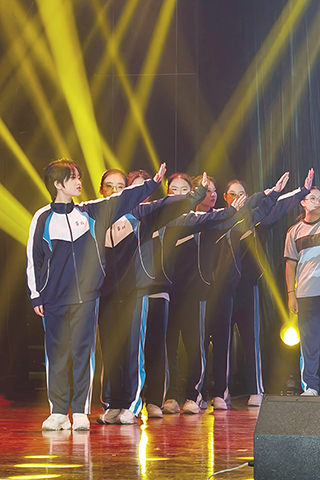 ◎ 澳門學生參加啟動儀式演出。