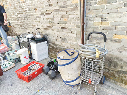 地攤出售的雜物包羅萬有