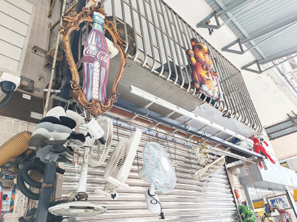 掛在鐵門的風扇