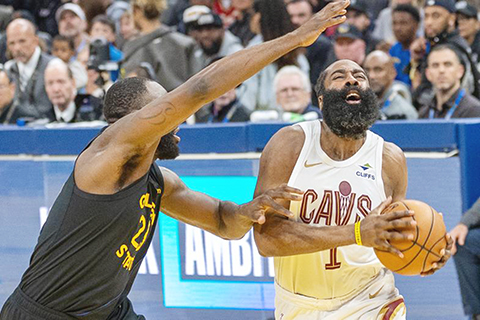 ◎ 四月二日,騎士隊夏登(右)進攻。金州勇士隊主場一百一十一比一百一十八不敵克里夫蘭騎士隊。(新華社發董旭東 攝)