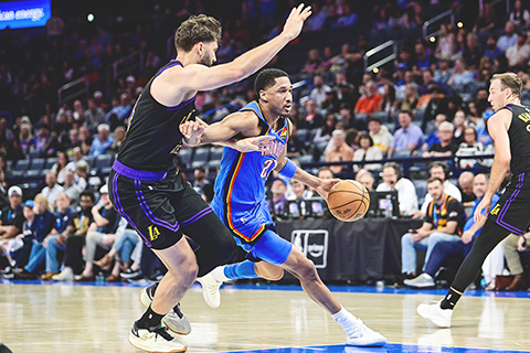 ◎ 雷霆隊廿一號域堅斯持球進攻,昨早打退湖人。(美聯社)