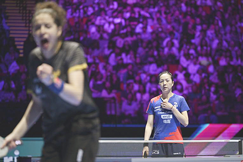 ◎ 四月三日,袁嘉楠(右)失分後。世界盃女子單打八分之一決賽中,埃及選手漢娜.高達四比三戰勝法國選手袁嘉楠,晉級八強。(新華社記者 于洋 攝)