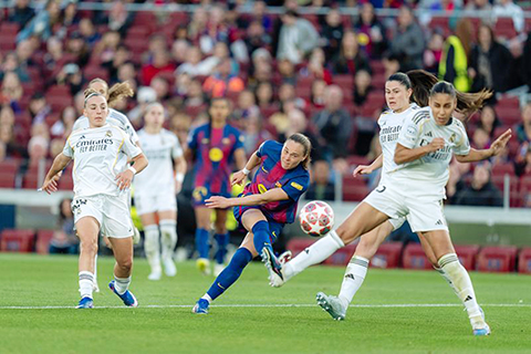 ◎ 女子歐冠盃賽事,昨晨巴塞女足六比0大炒客軍白衣皇馬女足,晉身四強。(新華社發)