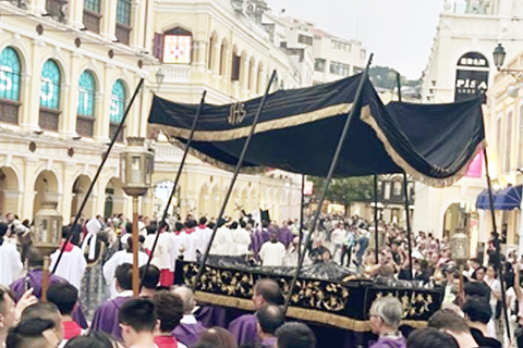 ◎ 昨日是耶穌受難日,澳門教區舉行聖屍出遊。