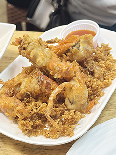 ◎ 路邊攤有不錯的炸軟殼蟹。