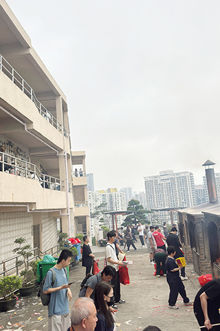 ◎ 今年清明節加上復活節長假期,相信因為不少人外遊關係,昨日正清各墓園人流較去年明顯減少。