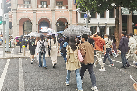 ◎ 旅客趁清明節假期來澳短遊。