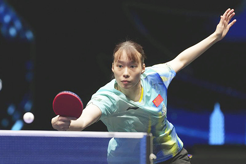 ◎ 4月10日,石洵瑤回球。在山西太原進行的世界乒乓球職業大聯盟(WTT)常規挑戰賽太原站女子單打八分之一決賽中,中國選手石洵瑤3比1戰勝中國選手縱歌曼,晉級八強。(新華社記者 楊晨光 攝)