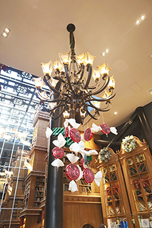 天花板的透光玻璃與吊燈