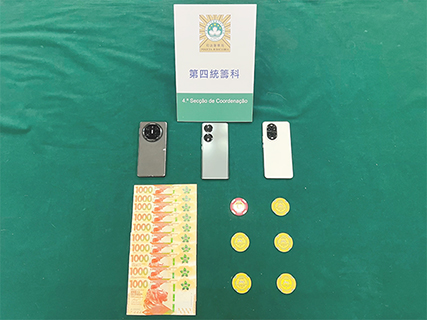 ◎ 司警拘捕涉嫌不法匯兌兩名內地男子。圖為起出的現金及籌碼等。