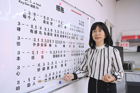 ◎ 三月廿三日,台胞蔣彩琳在福建漳州介紹閩南語歌曲演唱技巧。(中新社記者 張金川 攝)