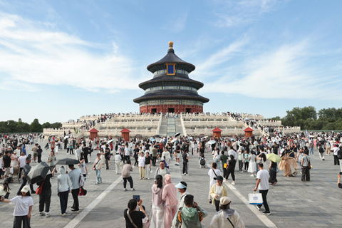 ◎ 六月二十一日,北京,遊客在天壇公園遊覽。端午假期三天,北京市屬公園共接待遊客一百二十二點七八萬人次,遊客量排名前三位的是天壇公園、頤和園、北海公園。(中新社記者楊郁然 攝)