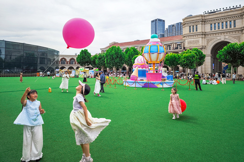 ◎ 六月二十一日,天津五大道民園廣場,少年兒童玩氣球,不少家長帶著孩子在此休閑嬉戲,以輕鬆愜意的方式度過端午假期。(中新社記者佟郁 攝)
