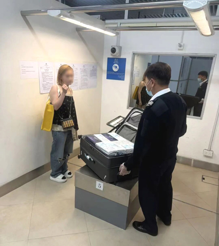 ◎ 本澳海關四日內在澳門國際機場截獲十四宗不法販運個案,涉案全是內地居民。