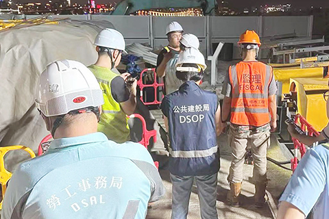 ◎ 兩局人員到工傷事故工地了解情況。