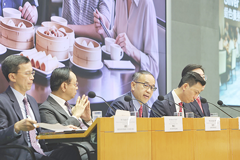 ◎ 八月六日,香港特區政府公佈發行新一批銀色債券予合資格香港居民認購。今次銀色債券的目標發行額為五百億港元,每手一萬港元,年期三年。每半年派息一次,息率與本地通脹掛鈎,並保證不少於四點二五厘。二零二七年或之前年滿六十歲及持有有效香港身份證的香港居民可以認購。圖為財經事務及庫務局局長許正宇(中)主持記者會。(香港中通社記者謝光磊 攝)
