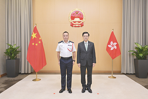 ◎ 九月二十二日,香港特區行政長官李家超(右)與香港特區政府警務處副處長(國家安全)江學禮合影。(香港特區政府新聞處供圖)