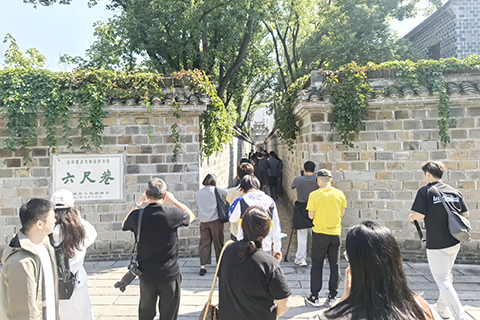 10月9日,媒體記者在六尺巷參觀、採訪。(中新社記者 張強 攝)